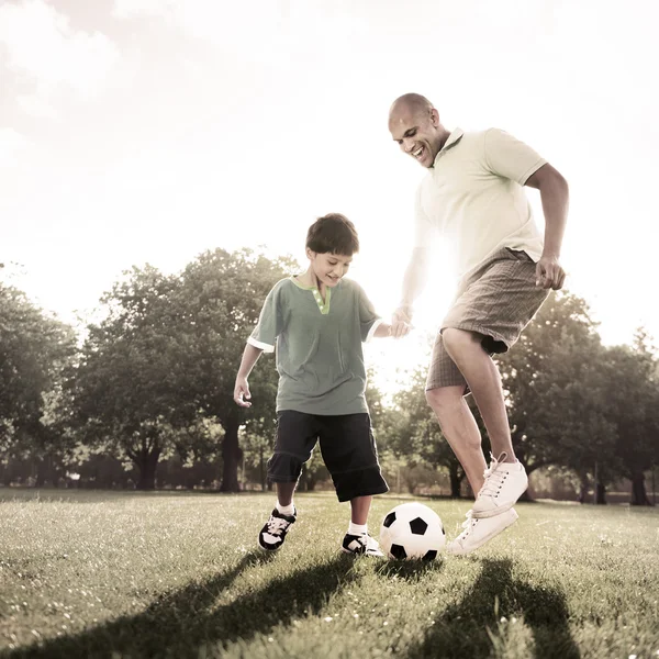 Pojke leker med pappa — Stockfoto