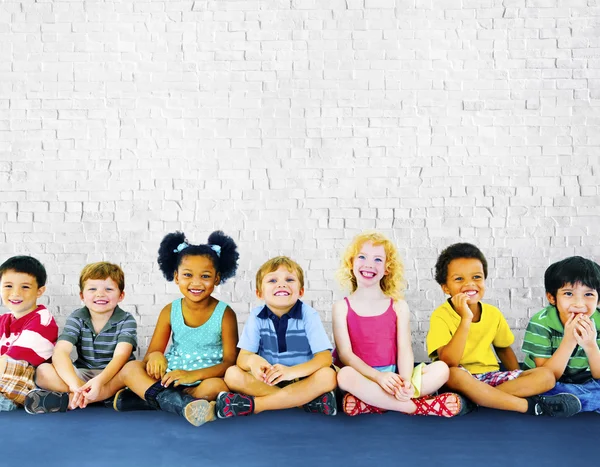 Diversidade Crianças sentadas juntas — Fotografia de Stock