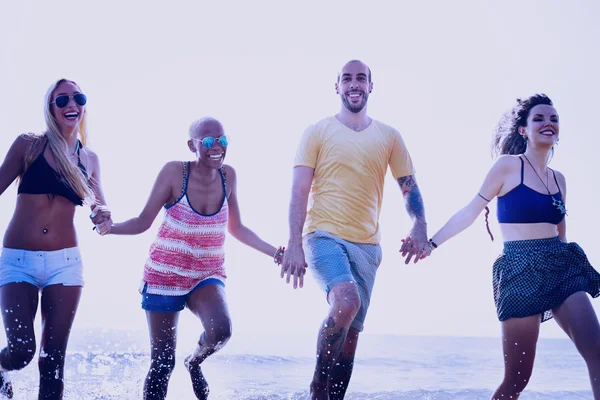 Happy friends having fun on the beach — Stock Photo, Image