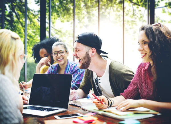 Högskolestudenter brainstorming i klassrummet — Stockfoto