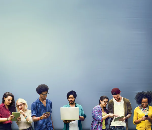 College students using wireless devices — Stock Photo, Image