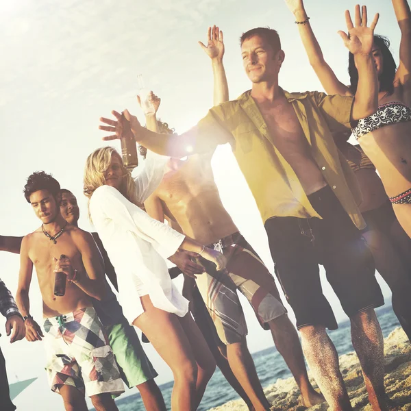 Άνθρωποι πανηγύριζαν στο Beach Party έννοια — Φωτογραφία Αρχείου