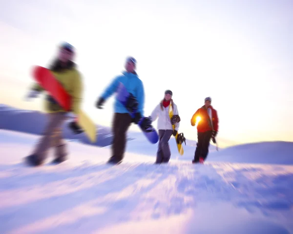 Snowboarding na zimních horských koncept lidí — Stock fotografie