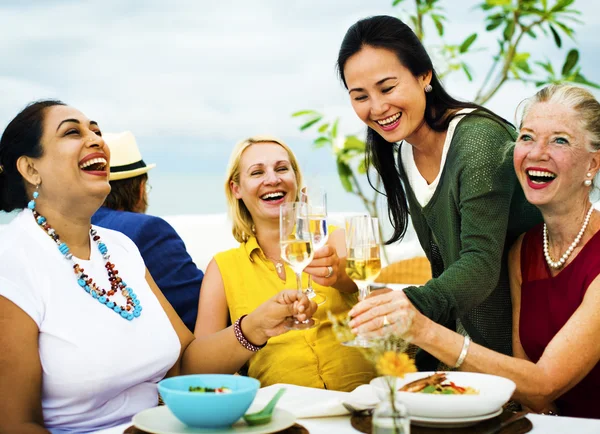 Vänner umgås på fest på takrestaurangen — Stockfoto