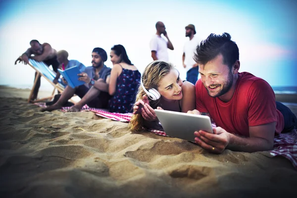 Φίλοι στην παραλία χρησιμοποιώντας Tablet — Φωτογραφία Αρχείου