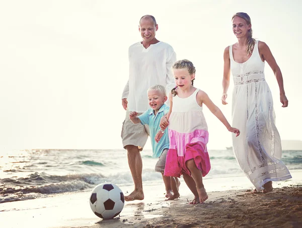 Familia corriendo juguetón en concepto de vacaciones — Foto de Stock