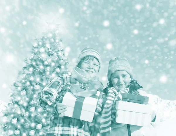 Menino e menina feliz natal — Fotografia de Stock