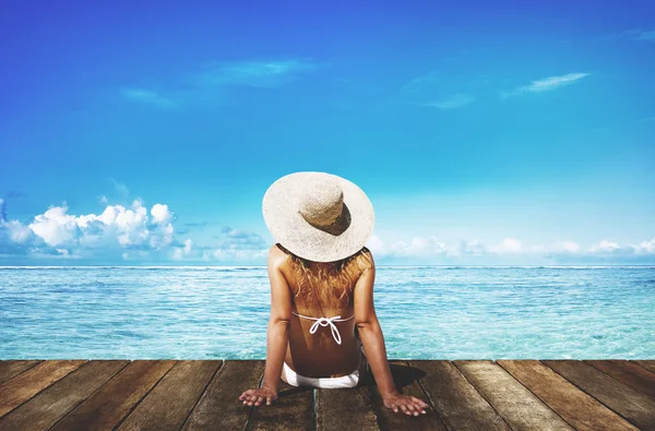 Mujer tomar el sol en Sunny Summer Beach Concept —  Fotos de Stock