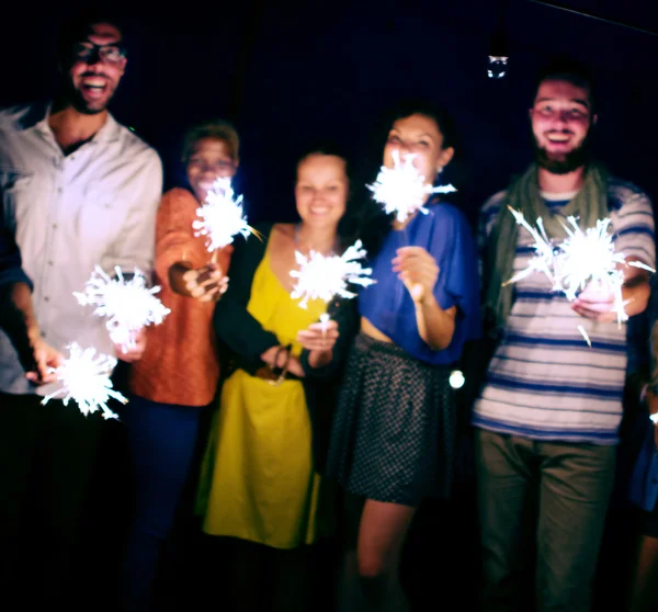 Amis joyeux traîner sur la fête de la plage — Photo