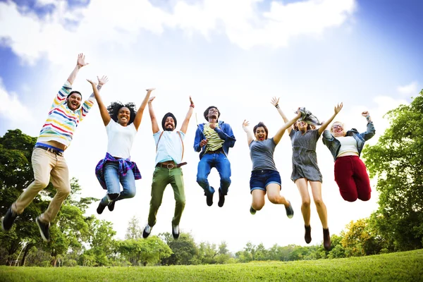 Étudiants joyeux sautant dans les airs — Photo