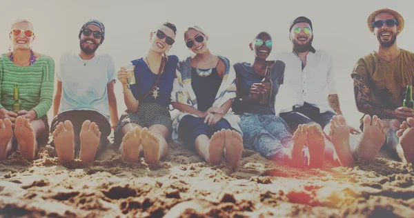 Happy vrienden op het strand — Stockfoto