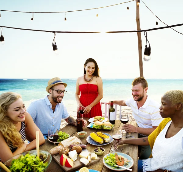 Amigos cenando en la playa — Foto de Stock