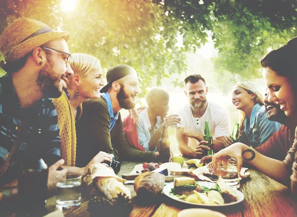 Vänner njuter av tiden tillsammans på utomhus — Stockfoto