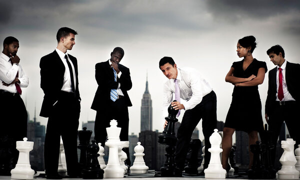 Команда деловых людей с шахматами
