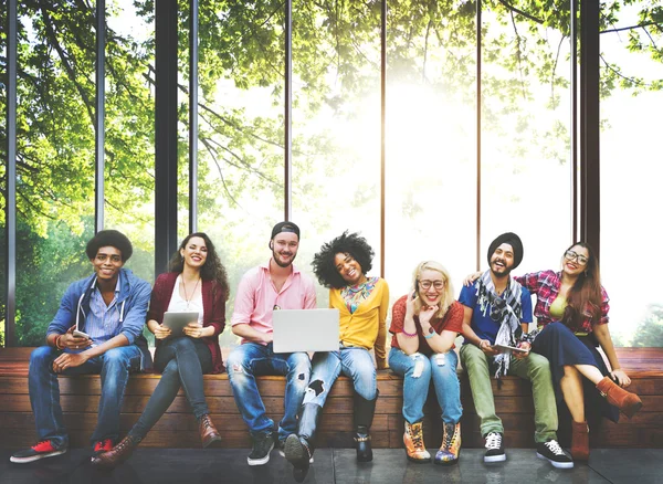 Glada studenter i college park — Stockfoto