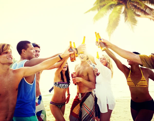 Φίλοι στο Beach Party με ποτά έννοια — Φωτογραφία Αρχείου