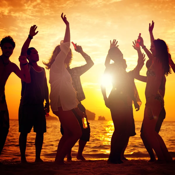 Pessoas celebrando no conceito de festa de praia — Fotografia de Stock