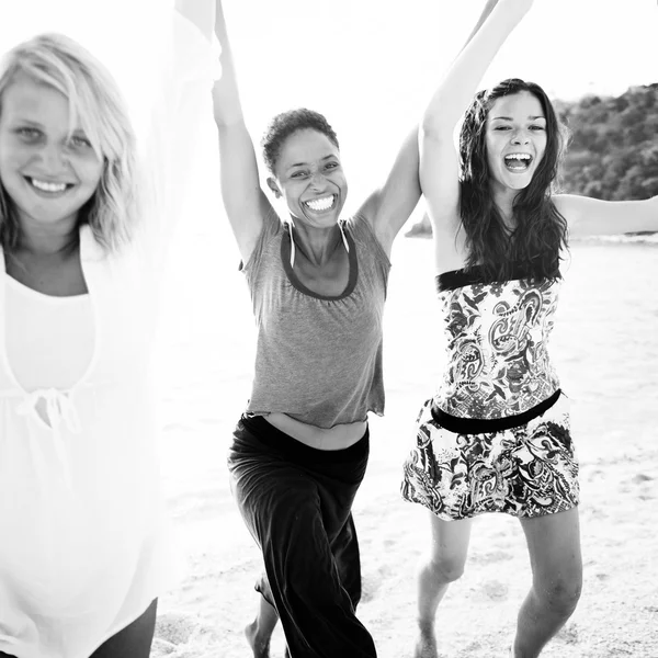 Vrouwen op het strand, meisjes macht viering Concept — Stockfoto