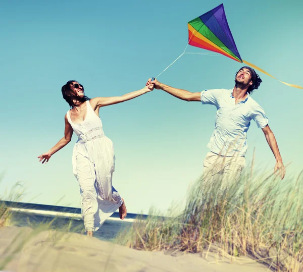 Pareja alegre jugando con el concepto de cometa — Foto de Stock