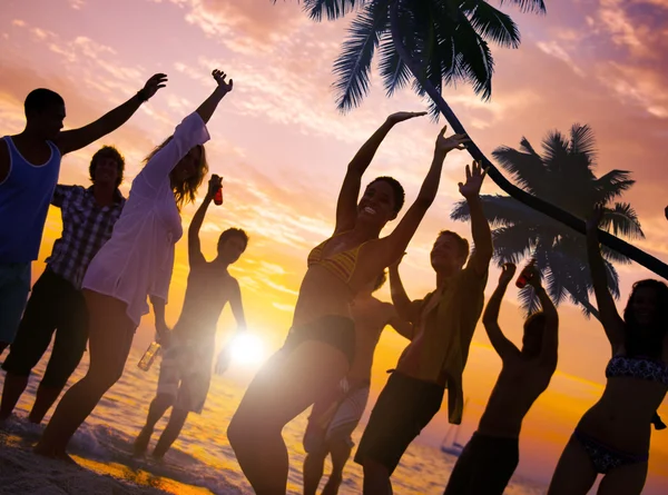 İnsanlar kutlama Beach parti kavramı