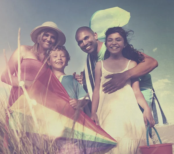 Glad familj på stranden — Stockfoto