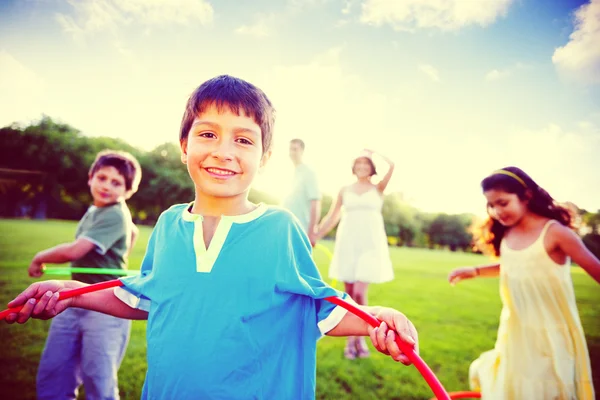 Familia feliz en el parque — Foto de Stock