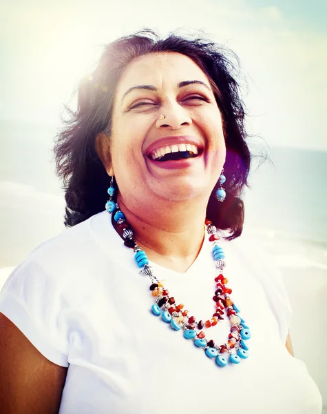 Ινδική γυναίκα, σε παραλία έννοια — Φωτογραφία Αρχείου