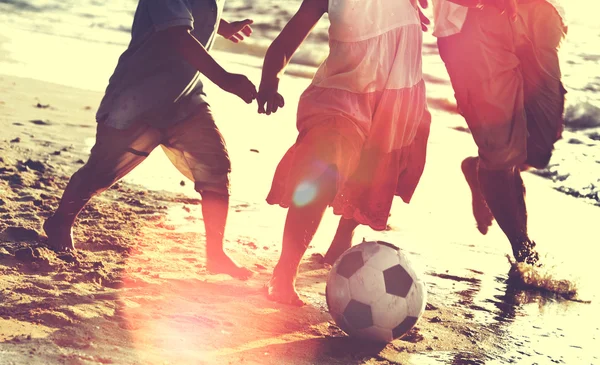 Família na praia jogando conceito de futebol — Fotografia de Stock