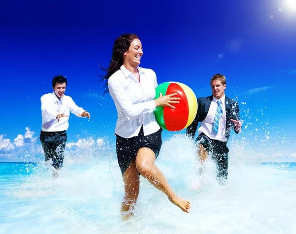 Gente de negocios divirtiéndose jugando en Beach Concept —  Fotos de Stock