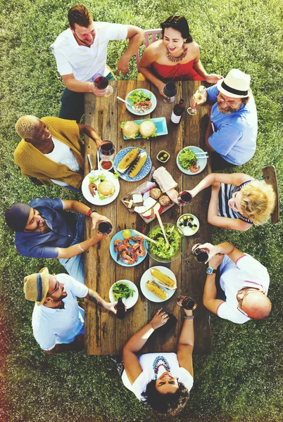 Vänner maten utomhus — Stockfoto