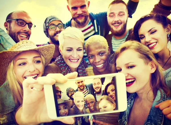 Amici che fanno Selfie Felicità Concetto — Foto Stock