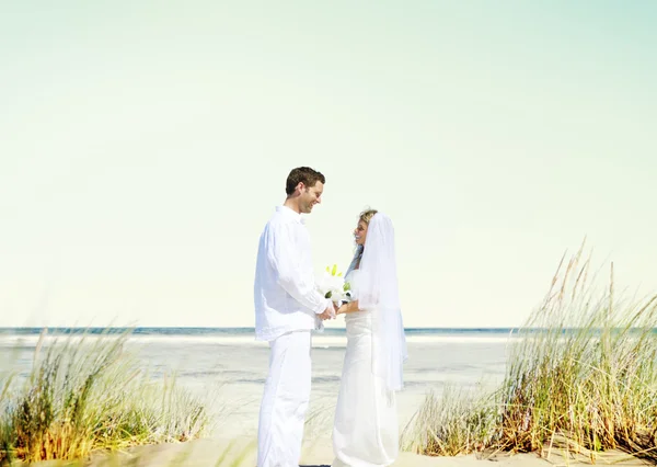 Casal na praia, conceito de casamento de amor — Fotografia de Stock