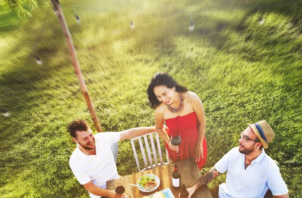 Amigos Jantar ao ar livre — Fotografia de Stock