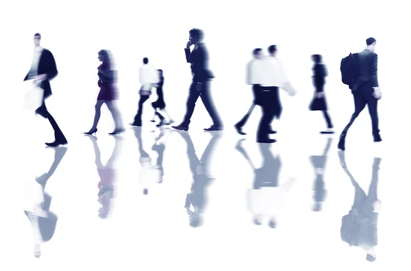 Siluetas oscuras de gente de negocios caminando —  Fotos de Stock