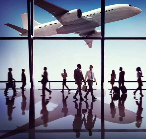 Personas caminando en aeropuerto — Foto de Stock