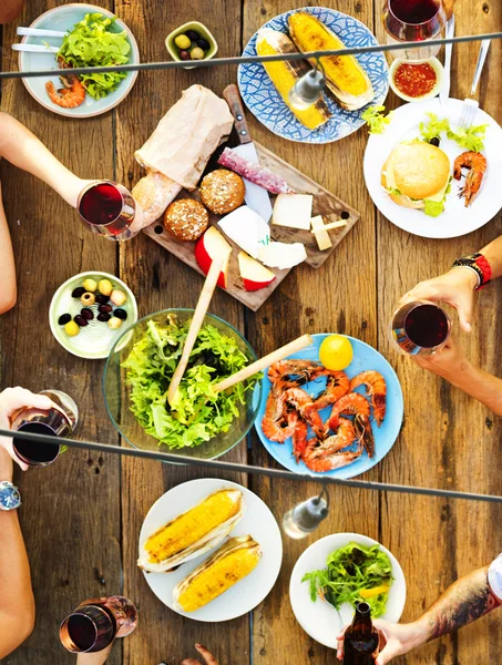 Amigos Comer al aire libre — Foto de Stock