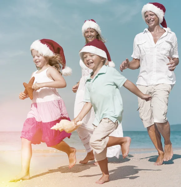Perhe rantalomalla, joulukonsepti — kuvapankkivalokuva