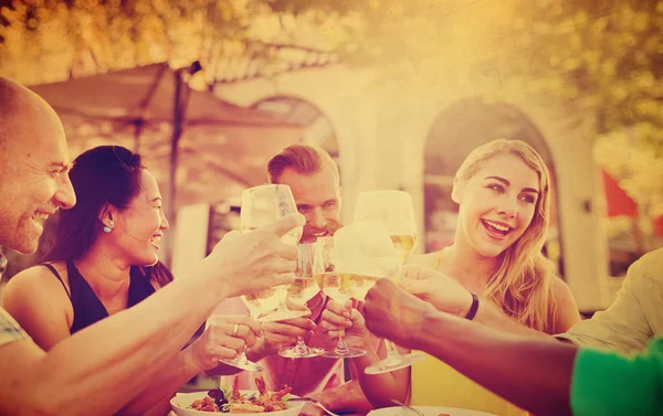 Amigos pasando el rato en la fiesta al aire libre — Foto de Stock