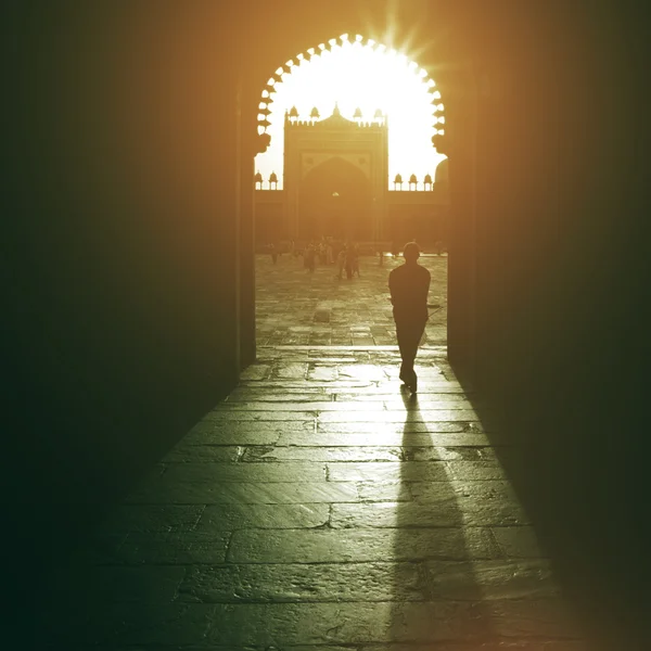 Ο άνθρωπος περπατώντας μέσα από το Τζαμί — Φωτογραφία Αρχείου
