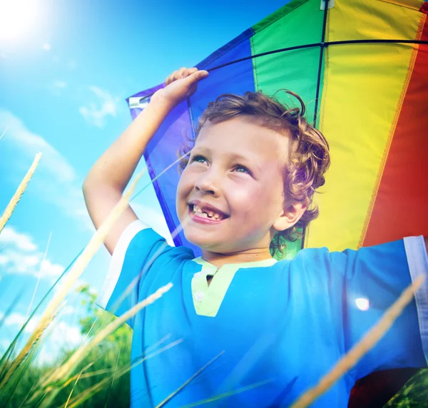 Beetje jongen spelen met vlieger — Stockfoto