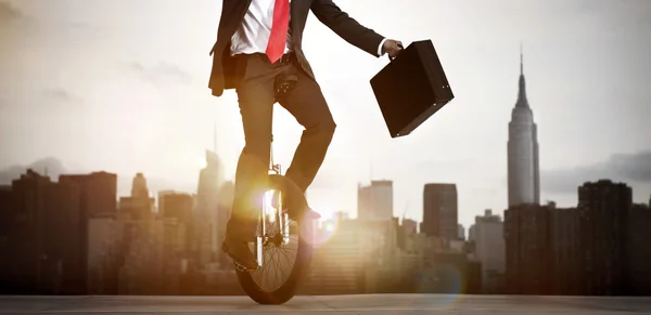 Бізнесмен їде на одному велосипеді колеса — стокове фото