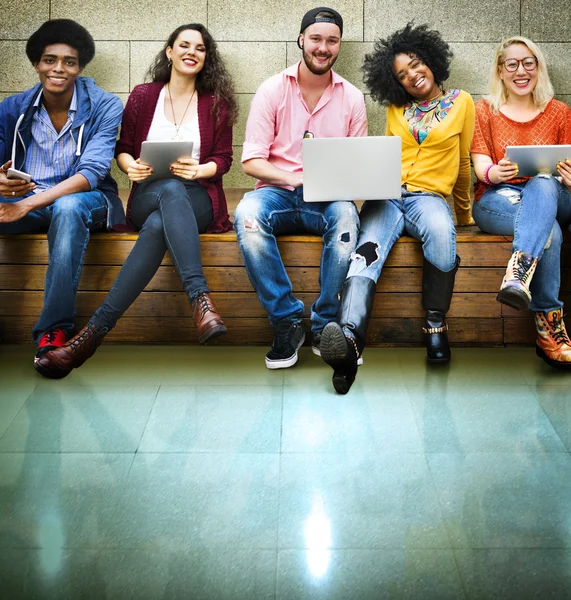 Amigos en el banco con el ordenador portátil y la tableta PC — Foto de Stock