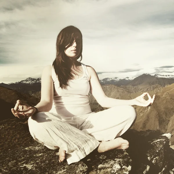 Donna seduta Meditando Montagne — Foto Stock