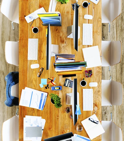 Desordenado en la oficina, Mesa de reunión — Foto de Stock