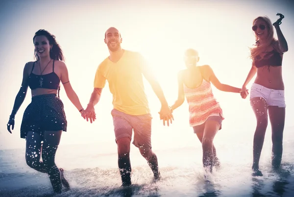 Happy friends having fun on the beach — Stock Photo, Image