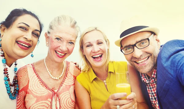 Freunde hängen auf Party im Dachrestaurant ab — Stockfoto