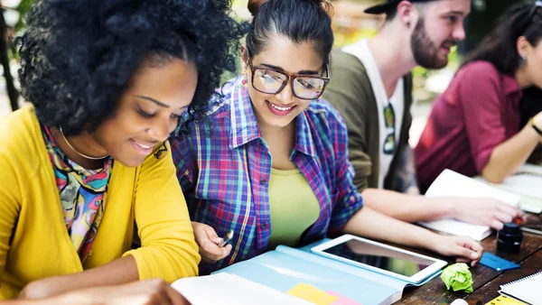 Estudiantes universitarios diversos que estudian en el aula — Foto de Stock