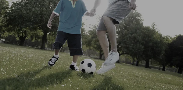 Résultat de recherche d'images pour "party de football dans un jardin"