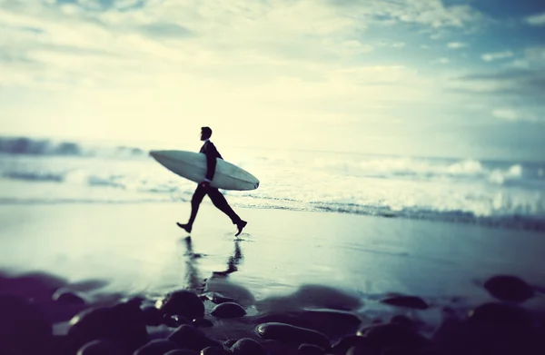 Homem de negócios solitário pela praia — Fotografia de Stock