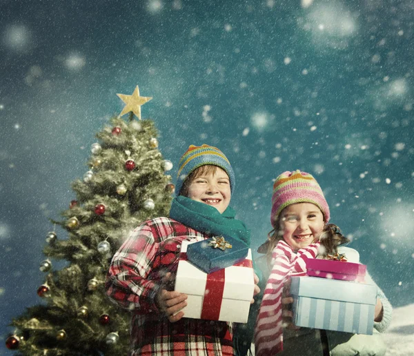 Crianças de Natal com Presentes Conceito — Fotografia de Stock